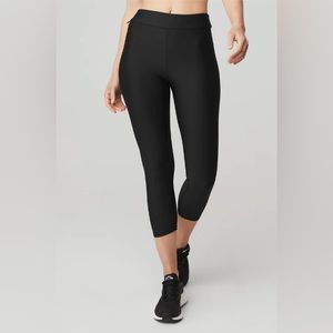 Alo Yoga AIRLIFT HIGH-WAIST CONCEAL-ZIP CAPRI